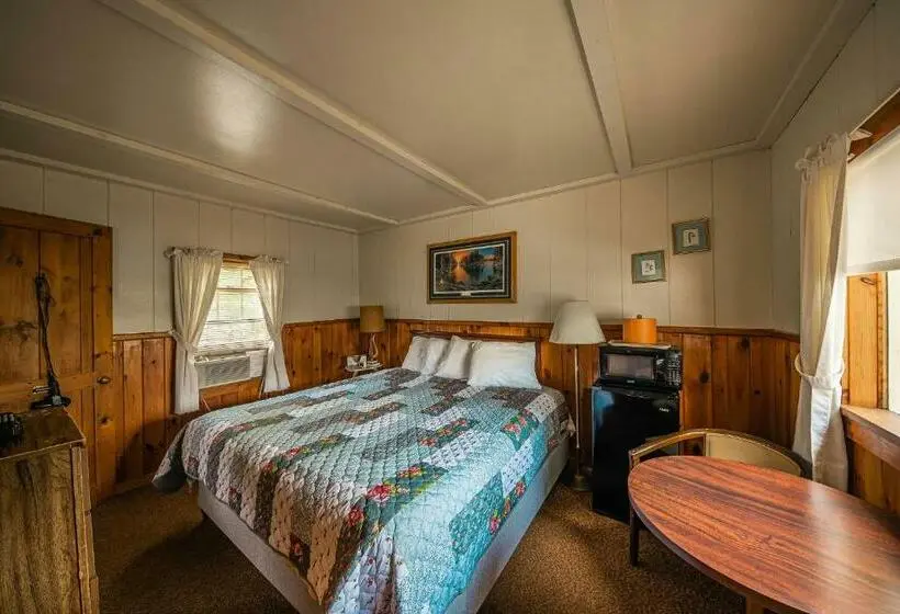 キングサイズベッドのスタンダードルーム, Park Motel And Cabins