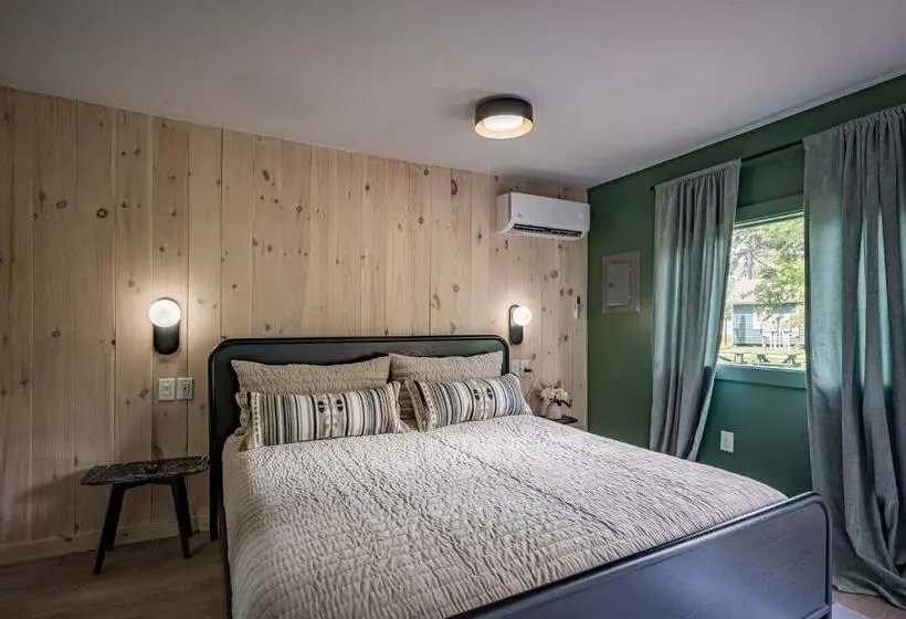キングサイズベッドのデラックスルーム, Park Motel And Cabins