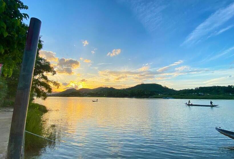 اتاق استاندارد با چشم‌انداز استخر, Phong Nha Escape Bungalow