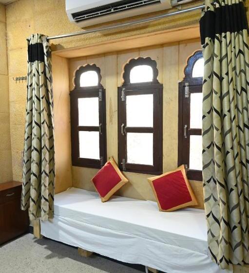 Номер Deluxe, Jaisalmer Bhagyashree