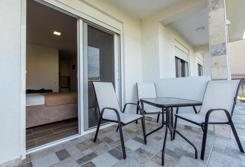 اتاق استاندارد, Deron Apartments