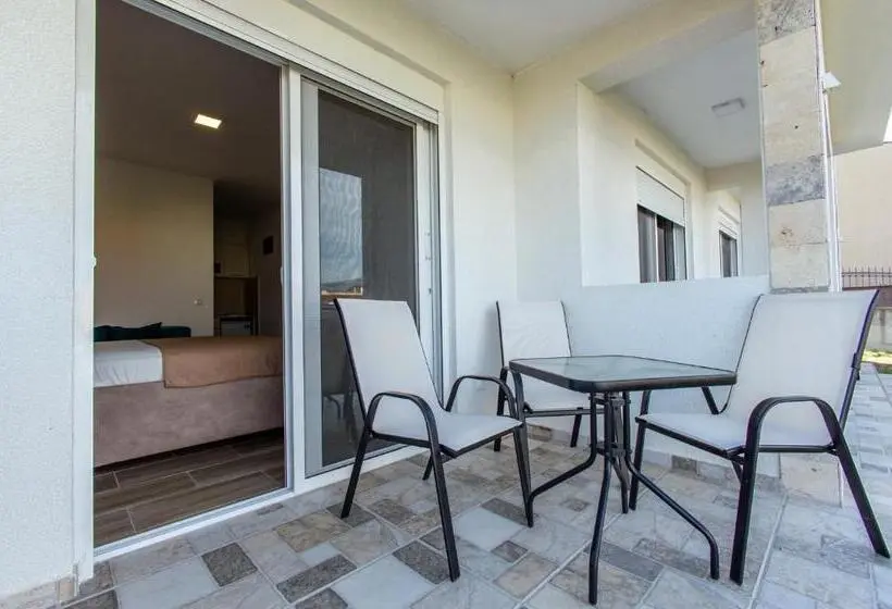 اتاق استاندارد, Deron Apartments