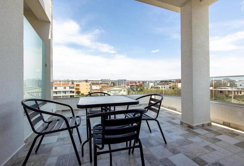 اتاق استاندارد با چشم‌انداز باغ, Deron Apartments