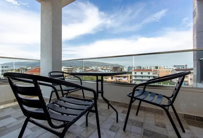 استودیو خانوادگی, Deron Apartments