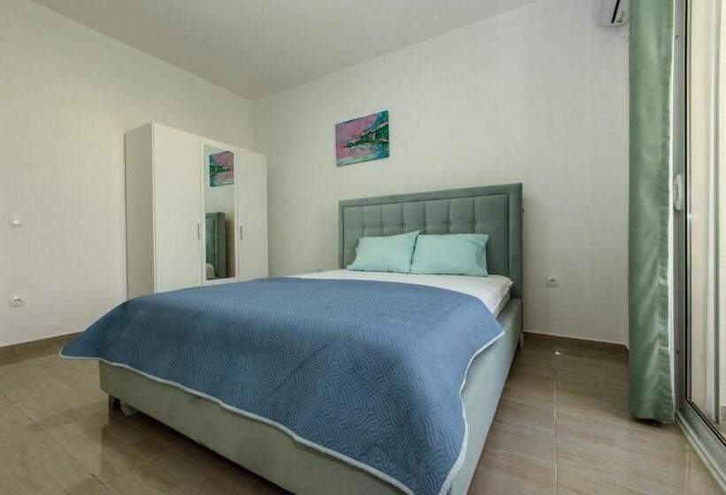 استودیو خانوادگی, Deron Apartments