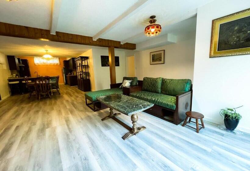 Люкс с Бассейном, The Rhodo Place