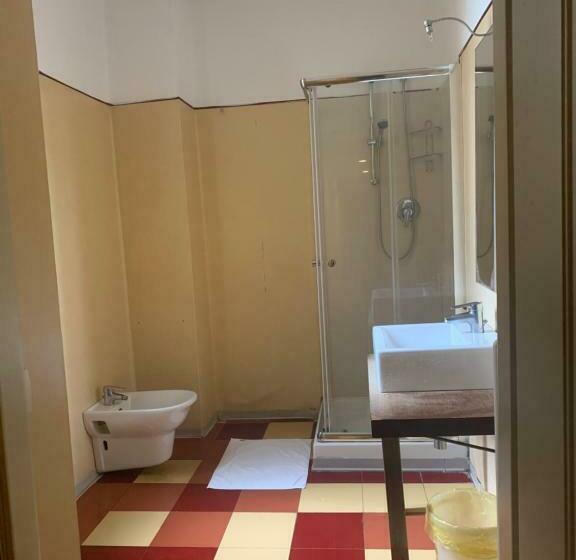 Chambre Standard Individuelle, Leon Doro