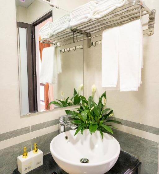 اتاق لوکس, Vsana Vu Son