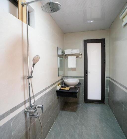 اتاق لوکس چهار تخته, Vsana Vu Son