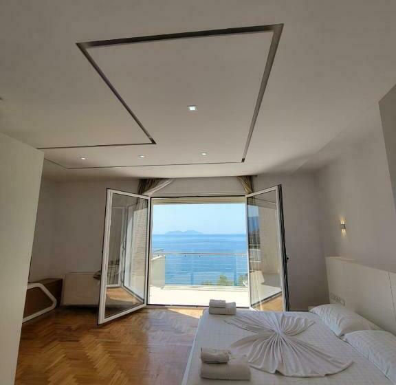 Номер Deluxe Вид на Море с Балконом, Thea