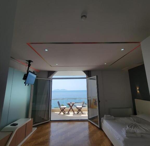 Трехместный Номер Deluxe Вид на Море, Thea