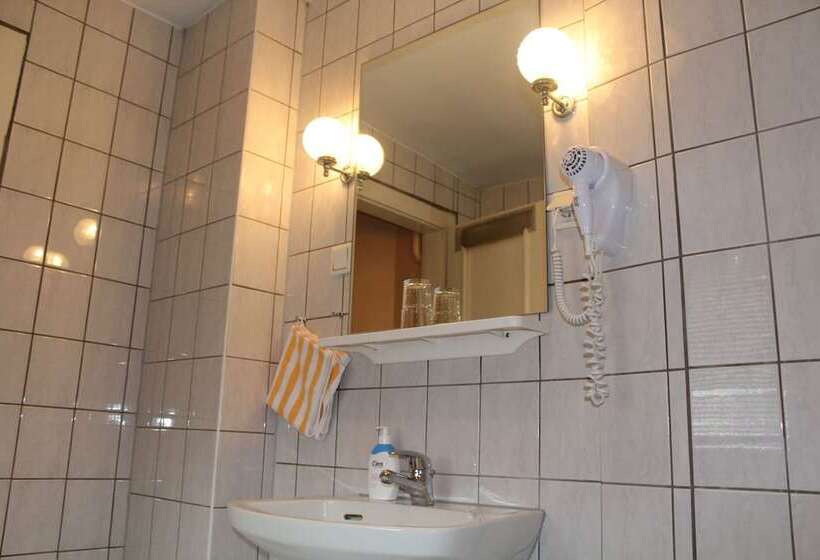 标准间, Am Roonplatz