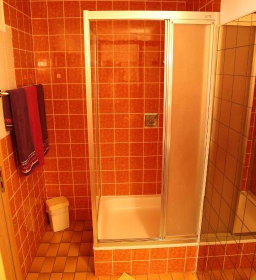 اتاق استاندارد سه نفره, Bechtel