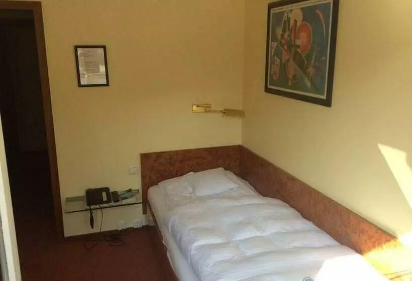 Standard Single Room, Die Post