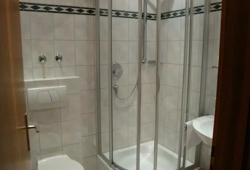 Standard Single Room, Die Post