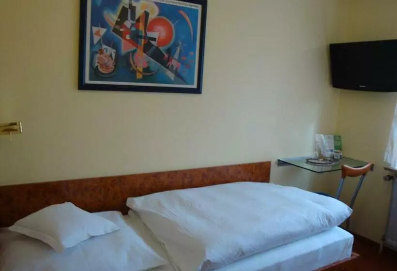 Standard Single Room, Die Post