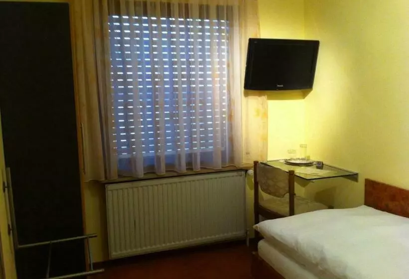Standard Single Room, Die Post