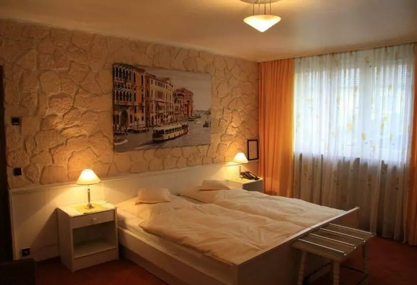 Standard Room, Die Post