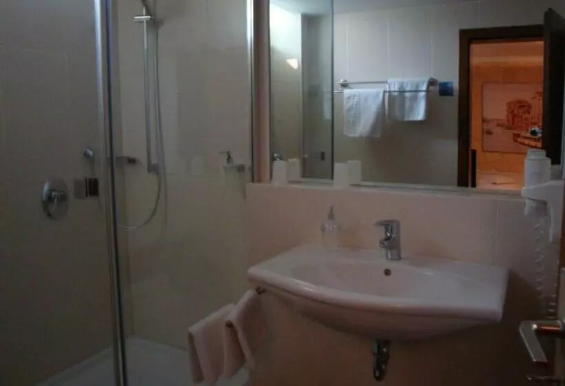 Standard Room, Die Post