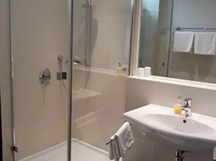 Standard Single Room, Die Post