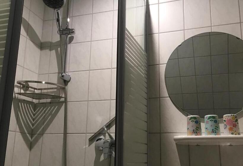 غرفة قياسية ثلاثية, Gastehaus Zur Linde