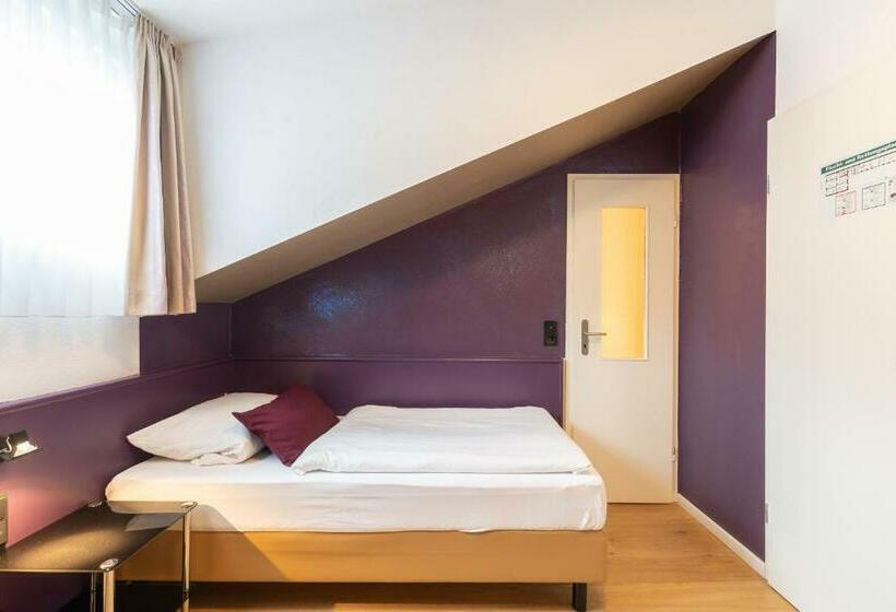 Quarto Estandar Individual, Porta Nigra