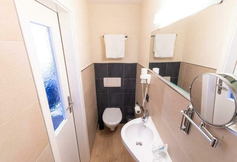 Quarto Estandar Individual, Porta Nigra