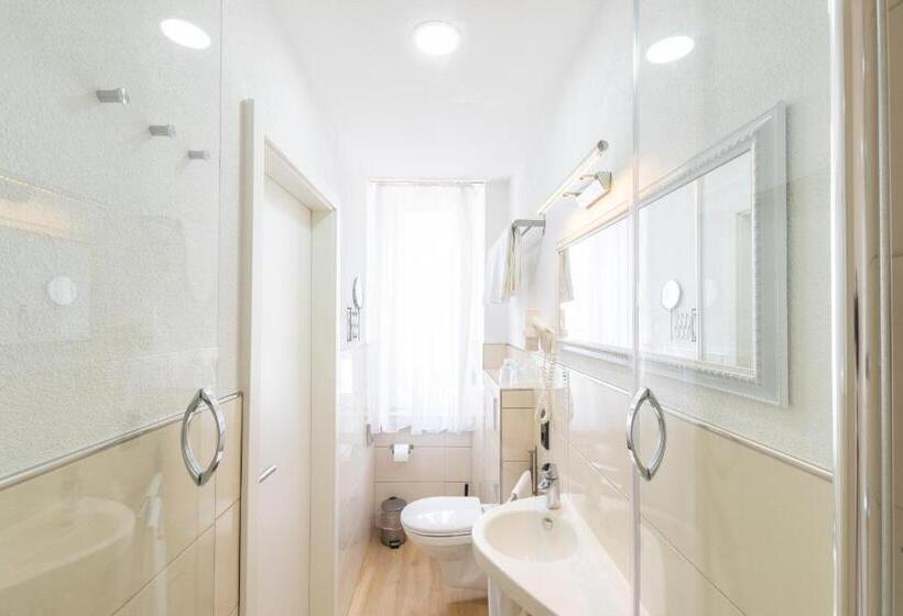 חדר קומפורט לשלושה, Porta Nigra