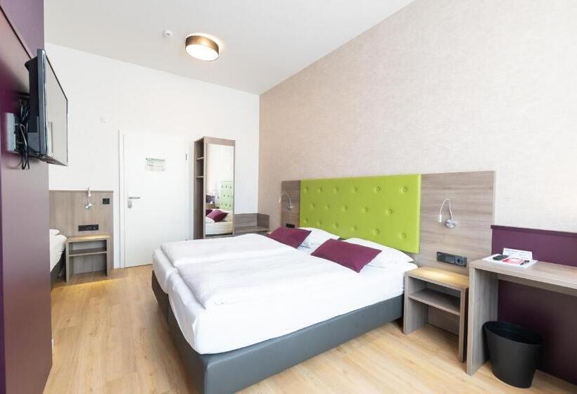 חדר קומפורט לשלושה, Porta Nigra