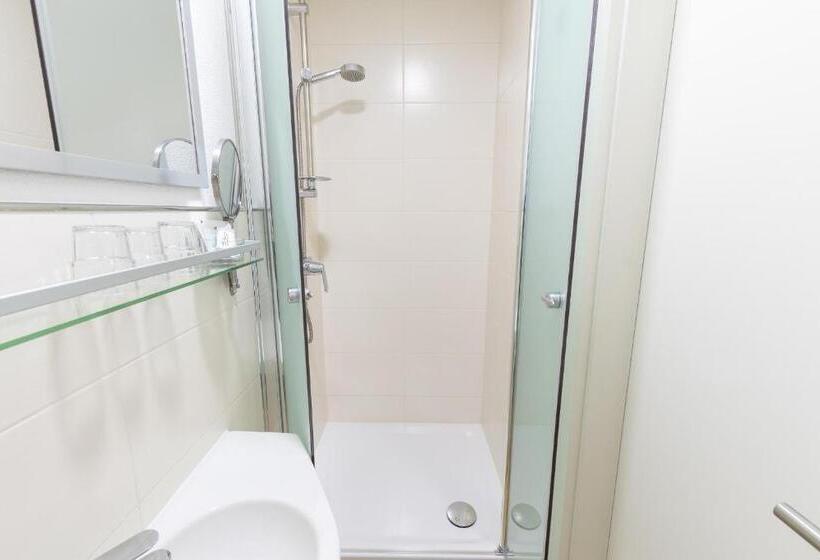 חדר קומפורט לשלושה, Porta Nigra