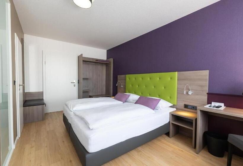 חדר קומפורט לשלושה, Porta Nigra