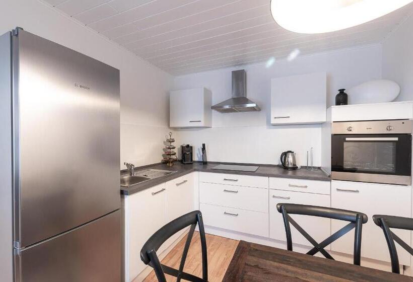 דירת שני חדרים, Porta Nigra