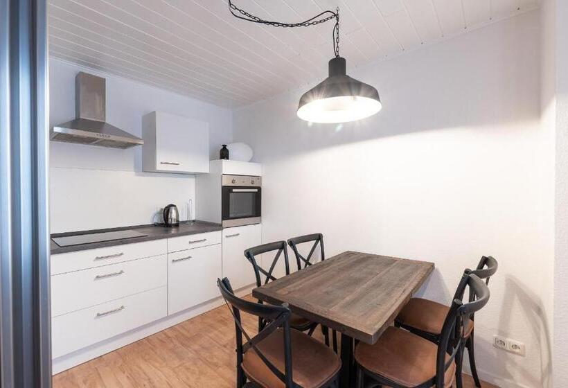 דירת שני חדרים, Porta Nigra