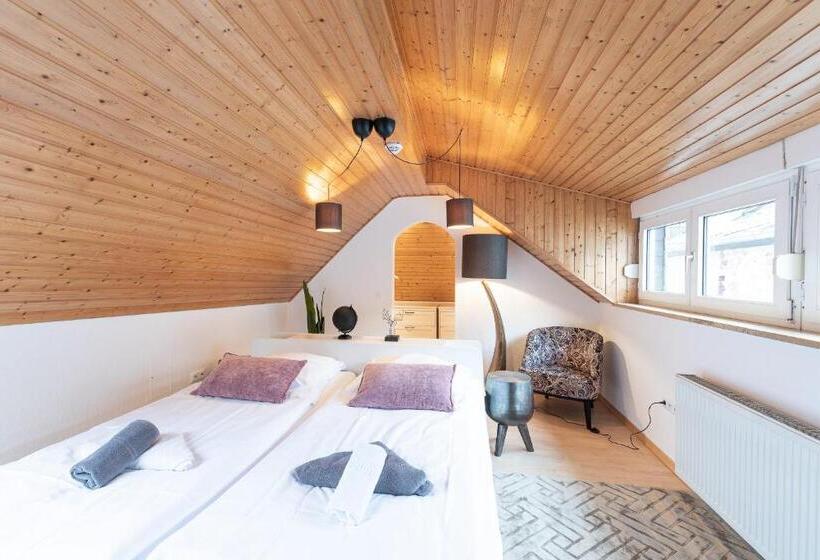 דירת שני חדרים, Porta Nigra