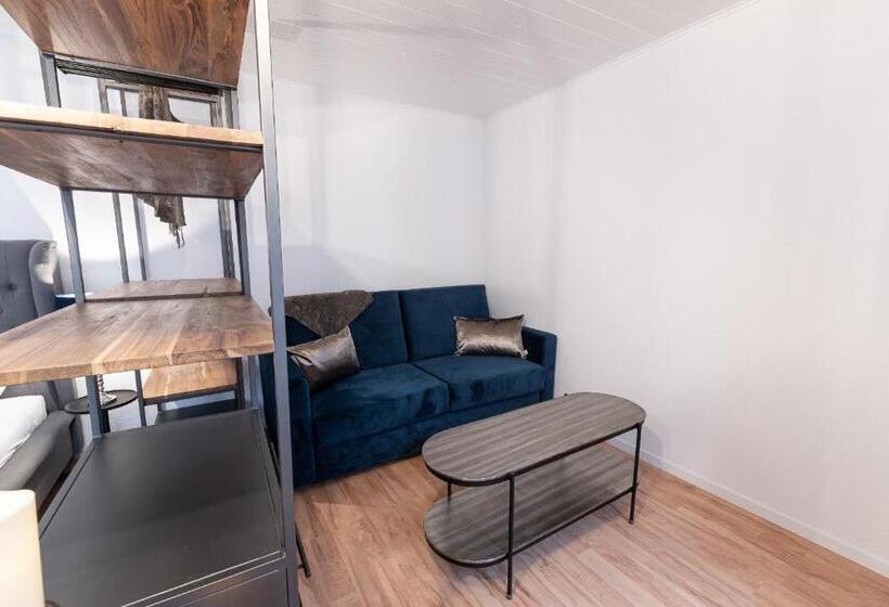 דירת שני חדרים, Porta Nigra