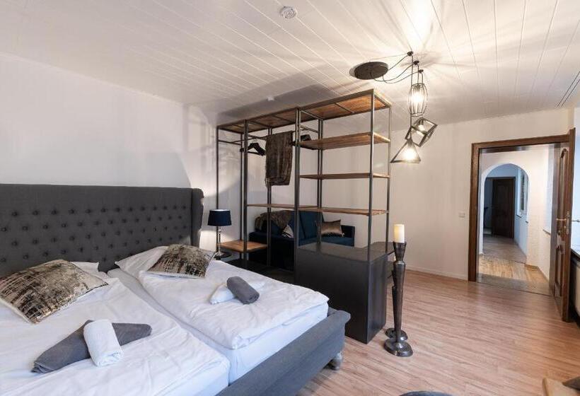 דירת שני חדרים, Porta Nigra