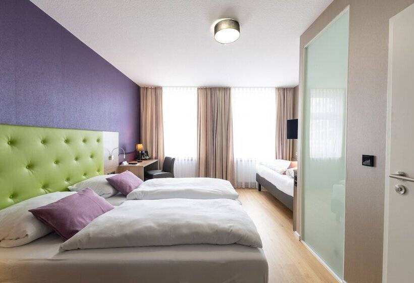 חדר קומפורט לשלושה, Porta Nigra