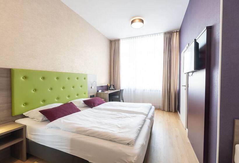 חדר קומפורט לשלושה, Porta Nigra