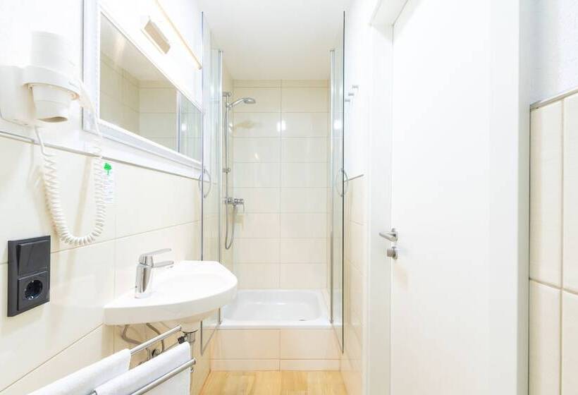 חדר קומפורט לשלושה, Porta Nigra