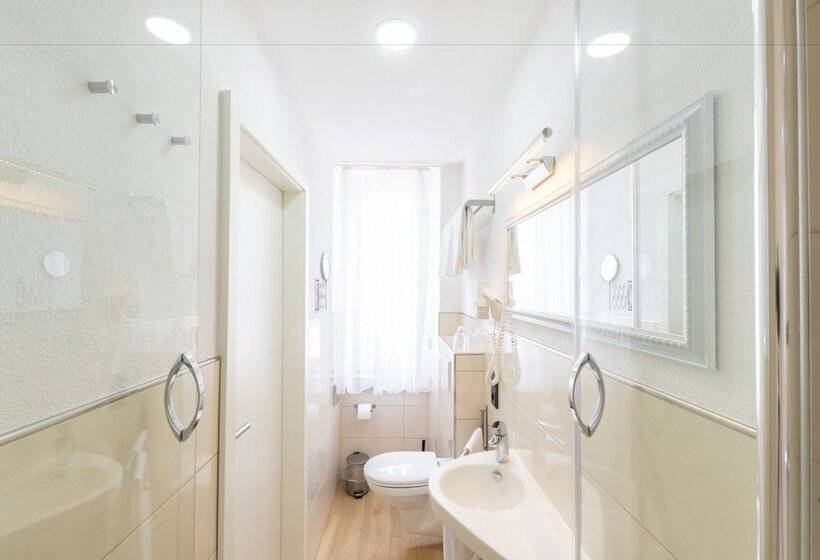 חדר קומפורט לשלושה, Porta Nigra