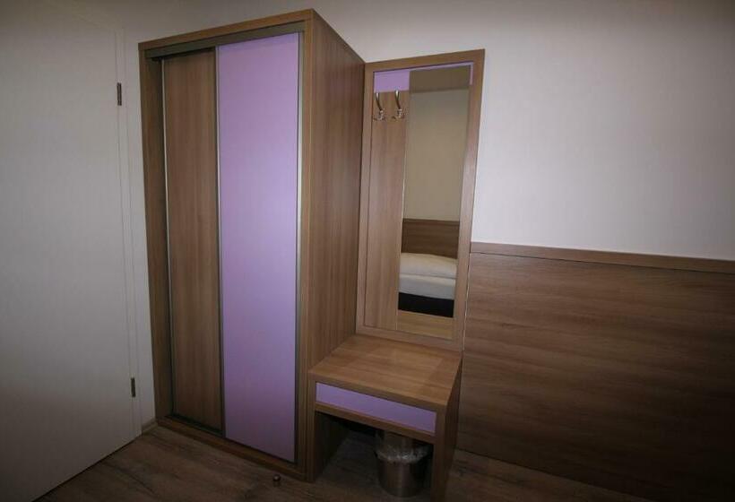 اتاق استاندارد یک تخته با سرویس بهداشتی مشترک, Slamba Hostel