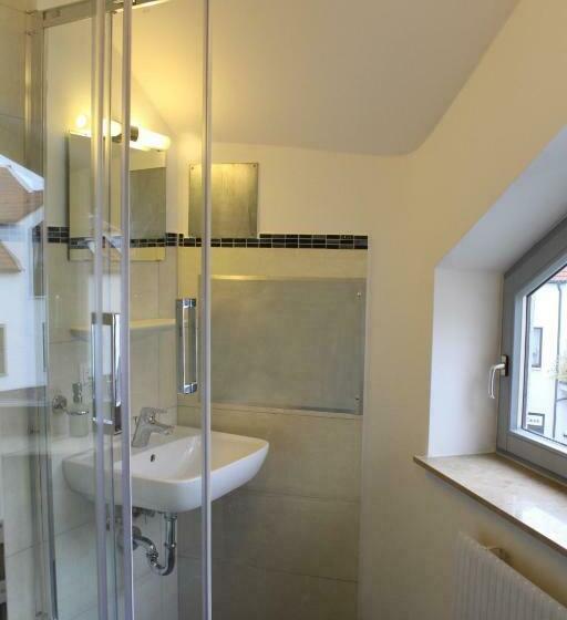 اتاق استاندارد با سرویس بهداشتی مشترک, Slamba Hostel