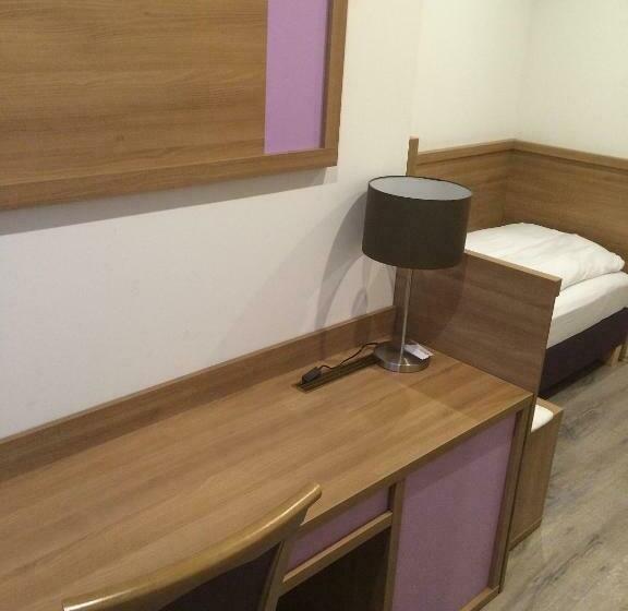 اتاق استاندارد یک تخته با سرویس بهداشتی مشترک, Slamba Hostel