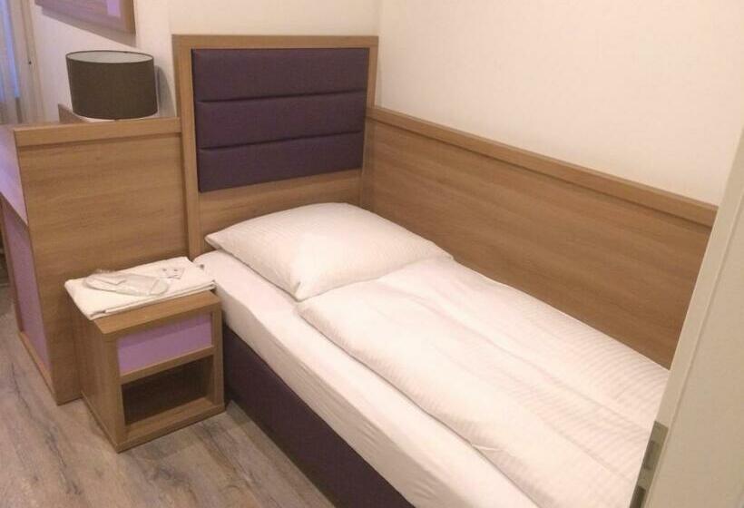 اتاق استاندارد یک تخته با سرویس بهداشتی مشترک, Slamba Hostel