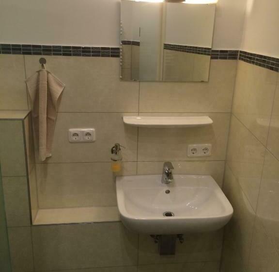 اتاق استاندارد یک تخته با سرویس بهداشتی مشترک, Slamba Hostel