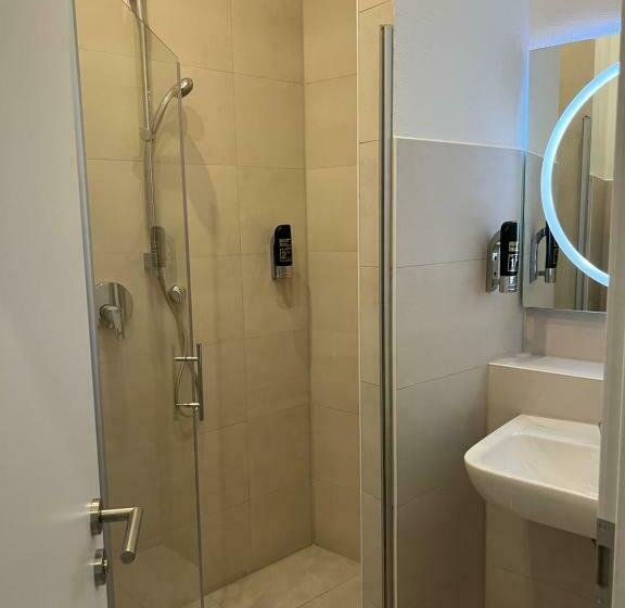 اتاق استاندارد با سرویس بهداشتی مشترک, Slamba Hostel