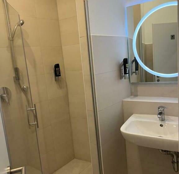 اتاق استاندارد با سرویس بهداشتی مشترک, Slamba Hostel