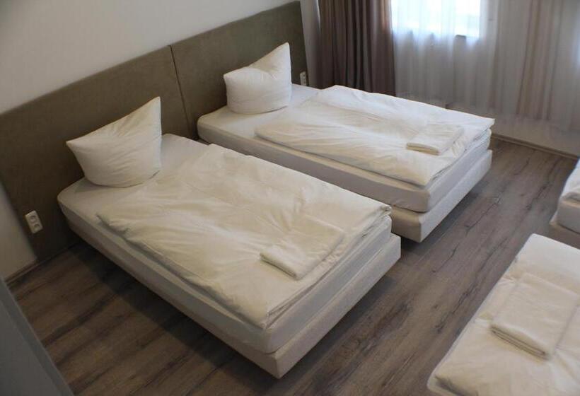 تختخواب در اتاق مشترک, Slamba Hostel