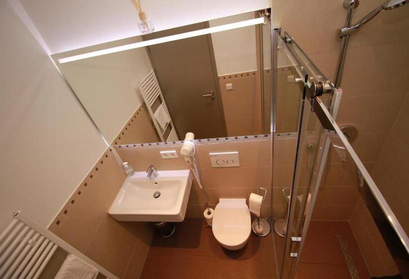 اتاق لوکس چهار تخته, Slamba Hostel