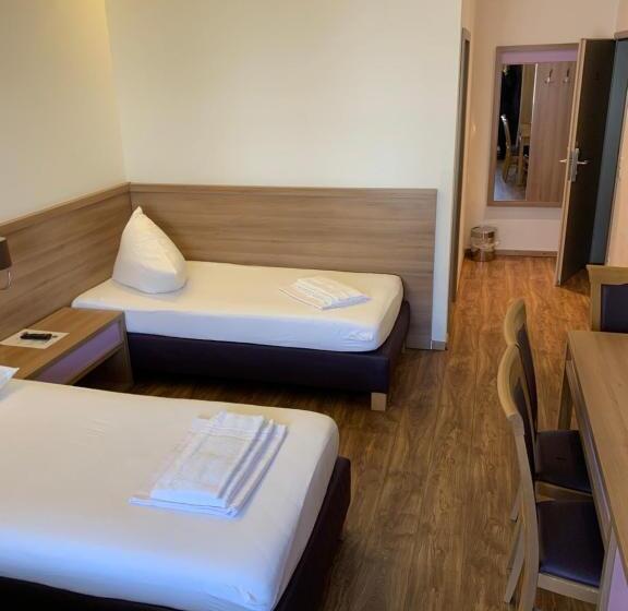 اتاق راحتی سه تخته, Slamba Hostel